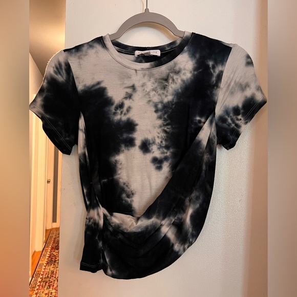 Socialite Tops - Black and white Socialite tie-dye wrap top